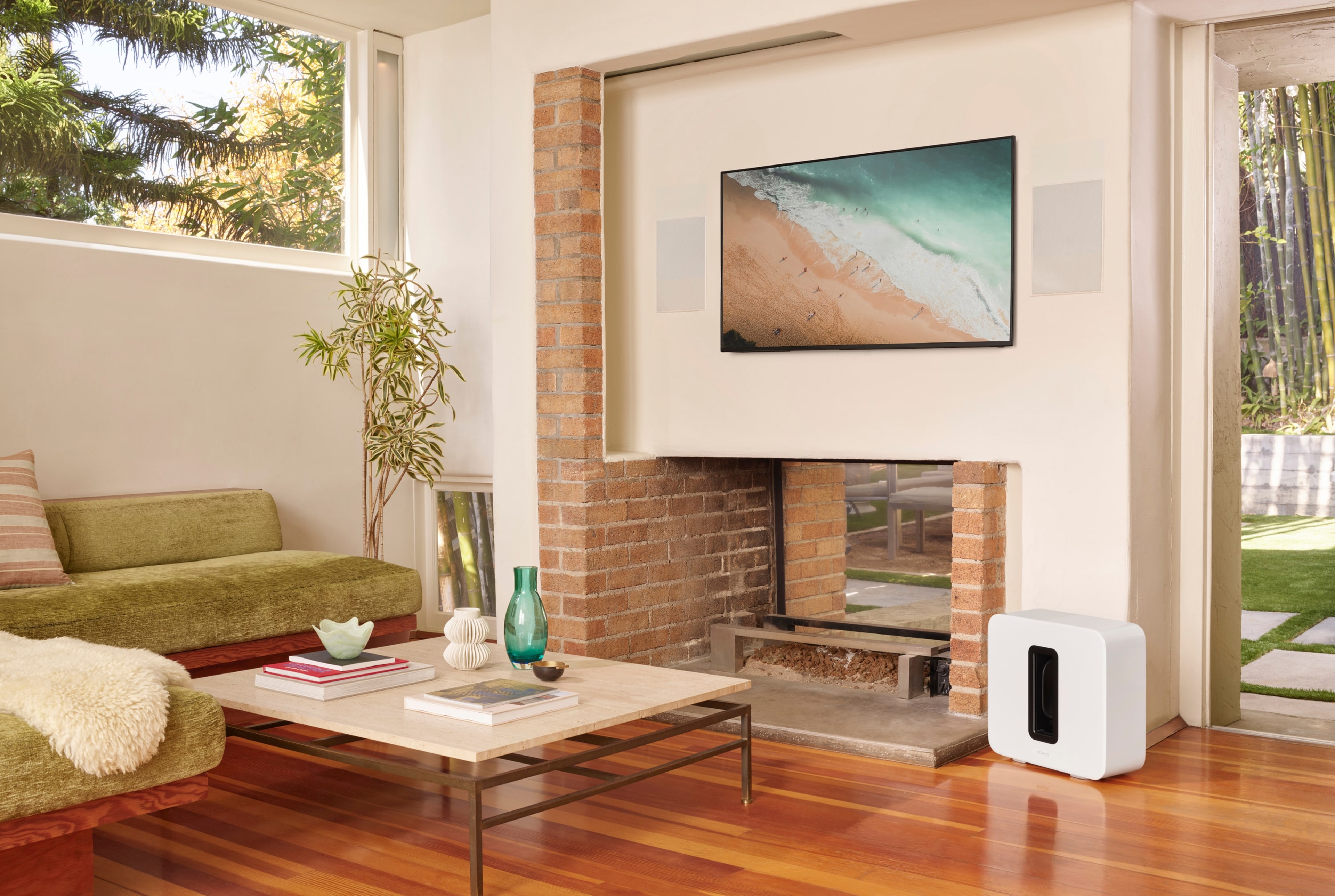 Système home cinéma avec enceintes encastrables Sonos In-Wall par Sonance et Sonos Sub blanc
