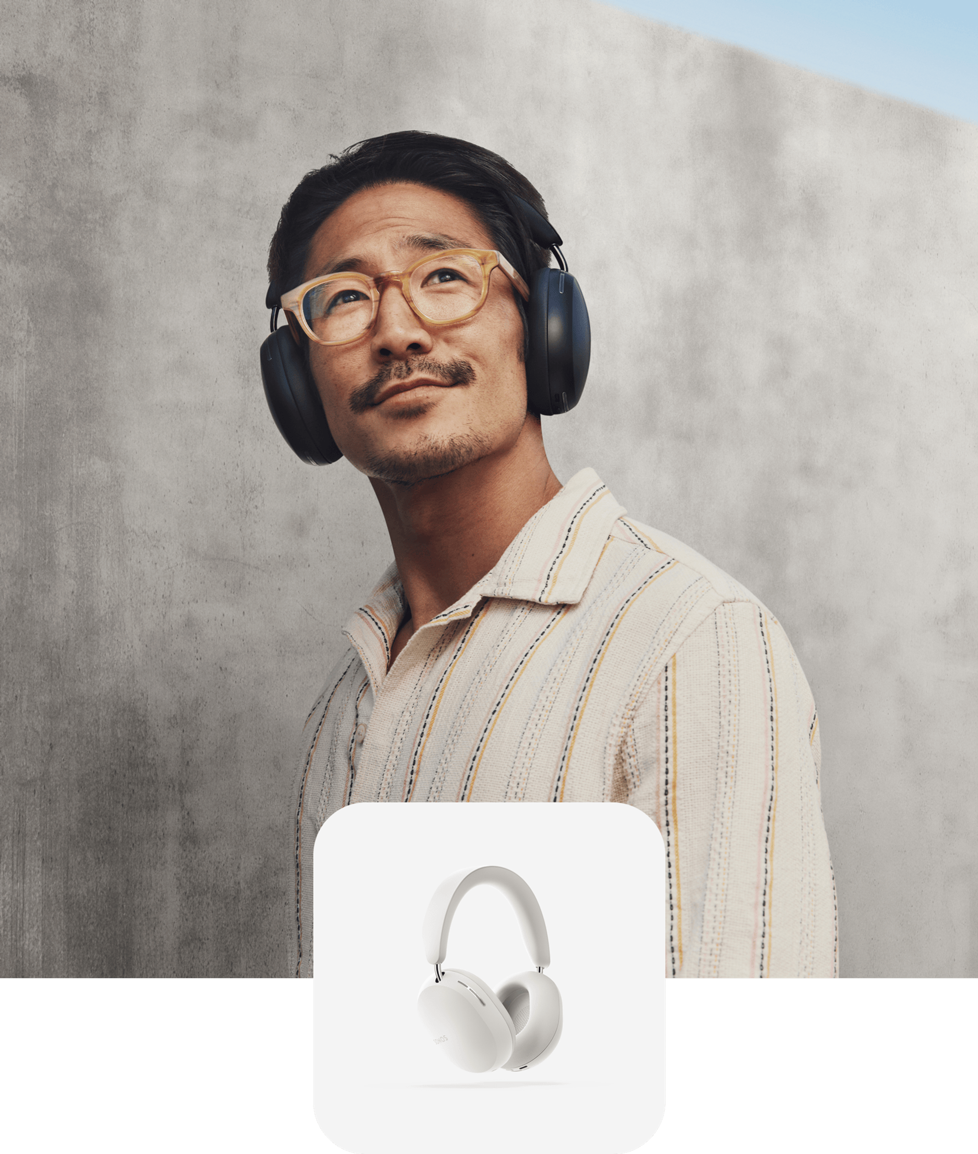 Una persona que sonríe mientras escucha música en sus audífonos Sonos Ace en color negro y una fotografía superpuesta de Sonos Ace en color blanco