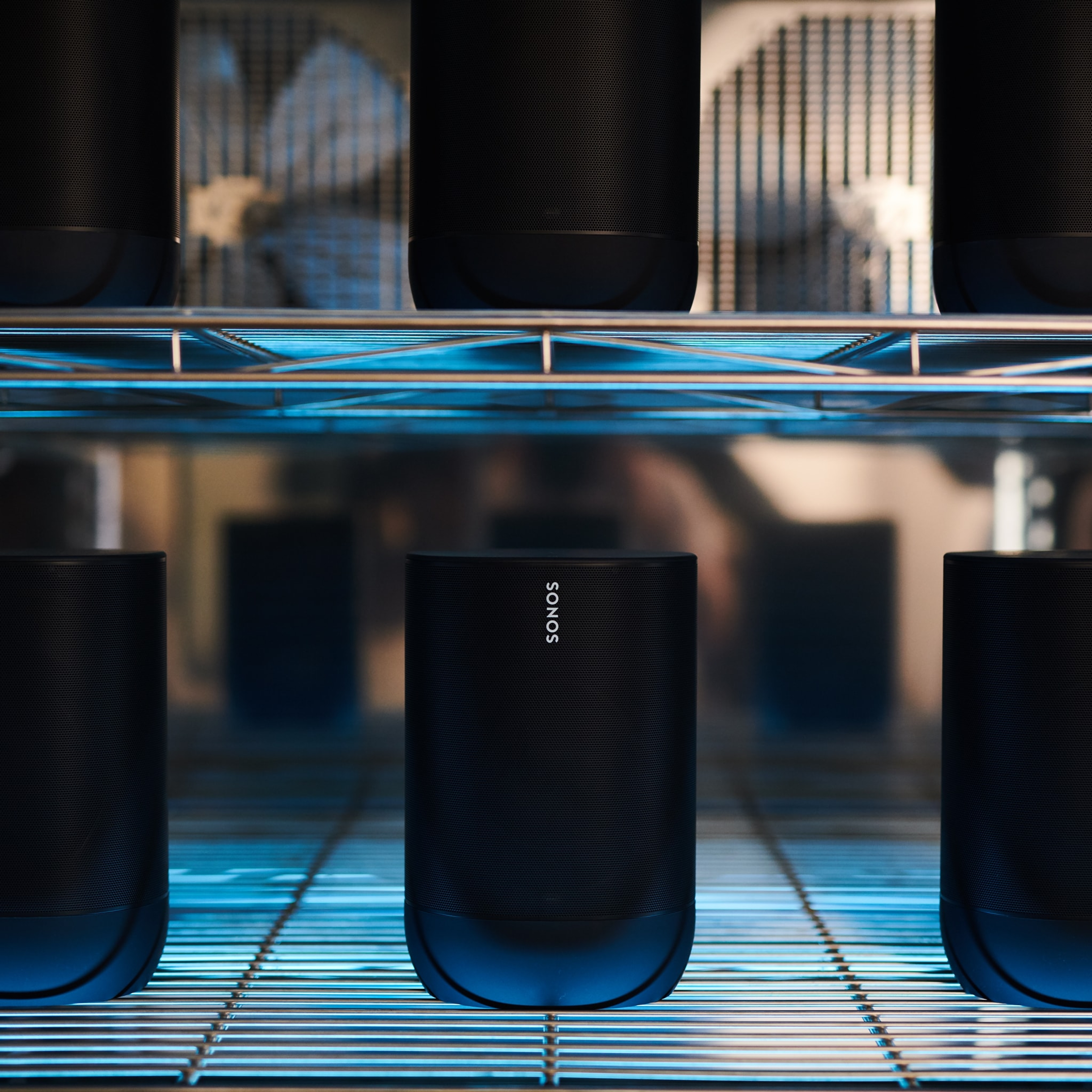 Kuusi Sonos Move -kaiutinta laitteistolabran hyllyillä lämpötilatestattavana
