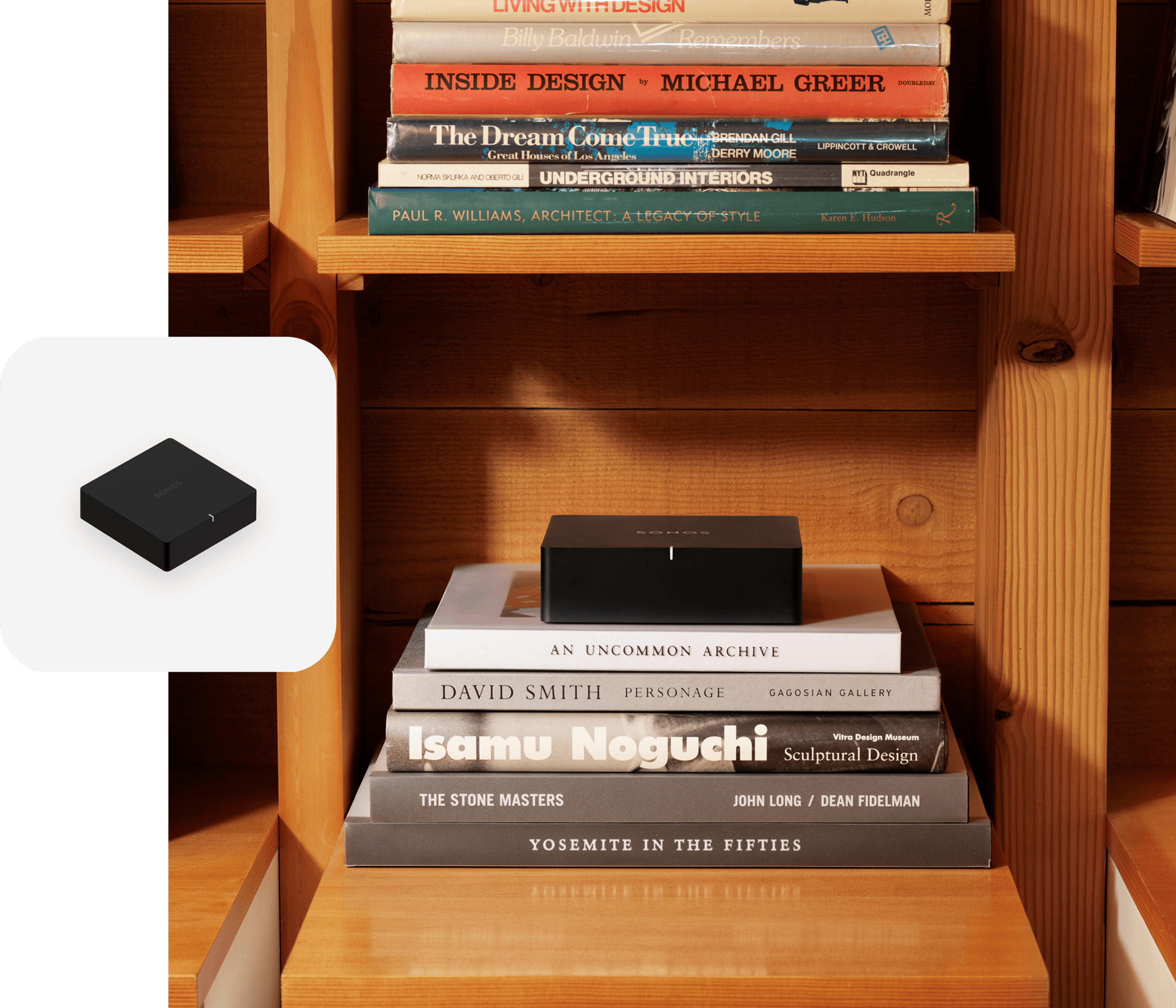 Un Sonos Port en color negro sobre libros, con una fotografía superpuesta de Port en color negro