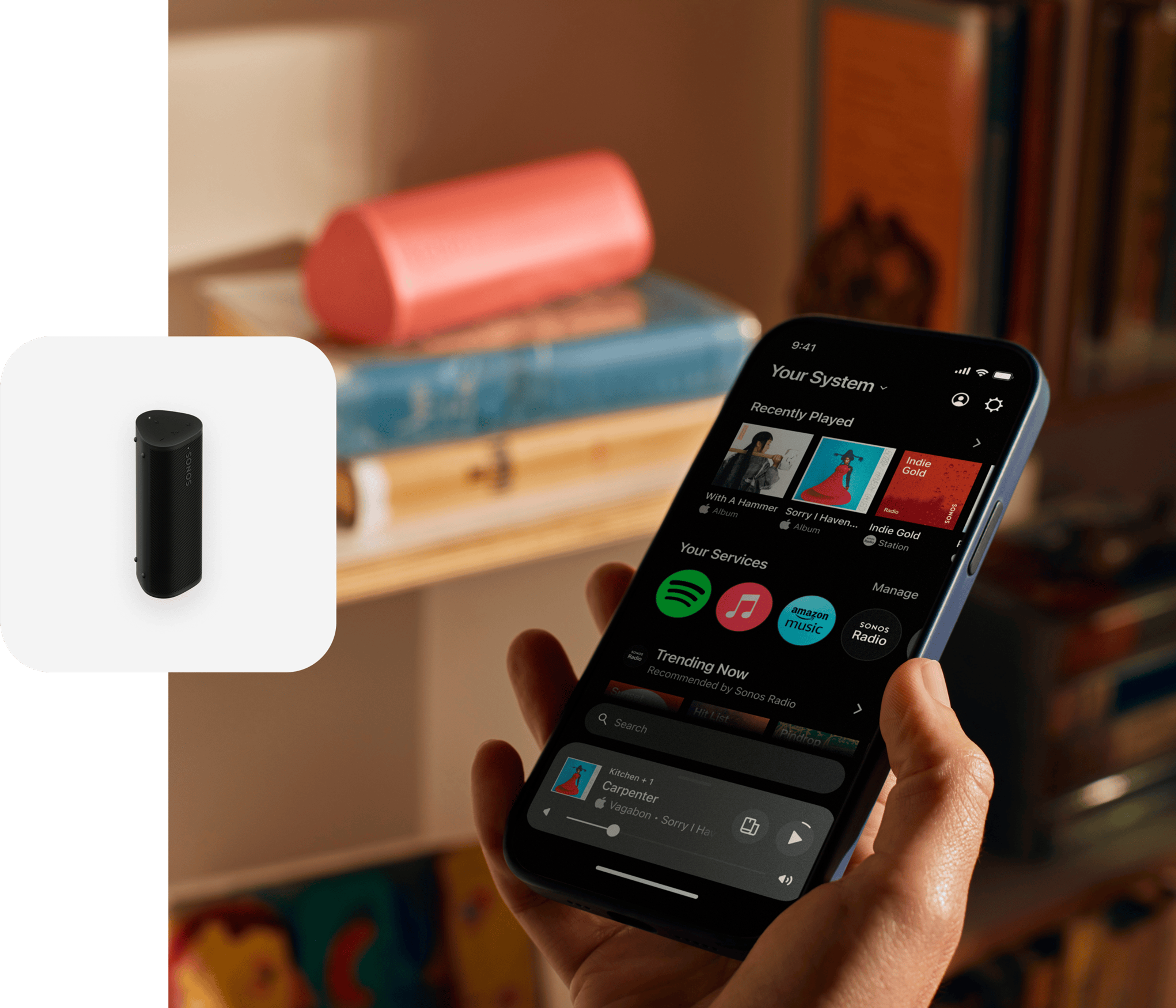 Un usuario con su teléfono usa la app Sonos para controlar un parlante Roam 2