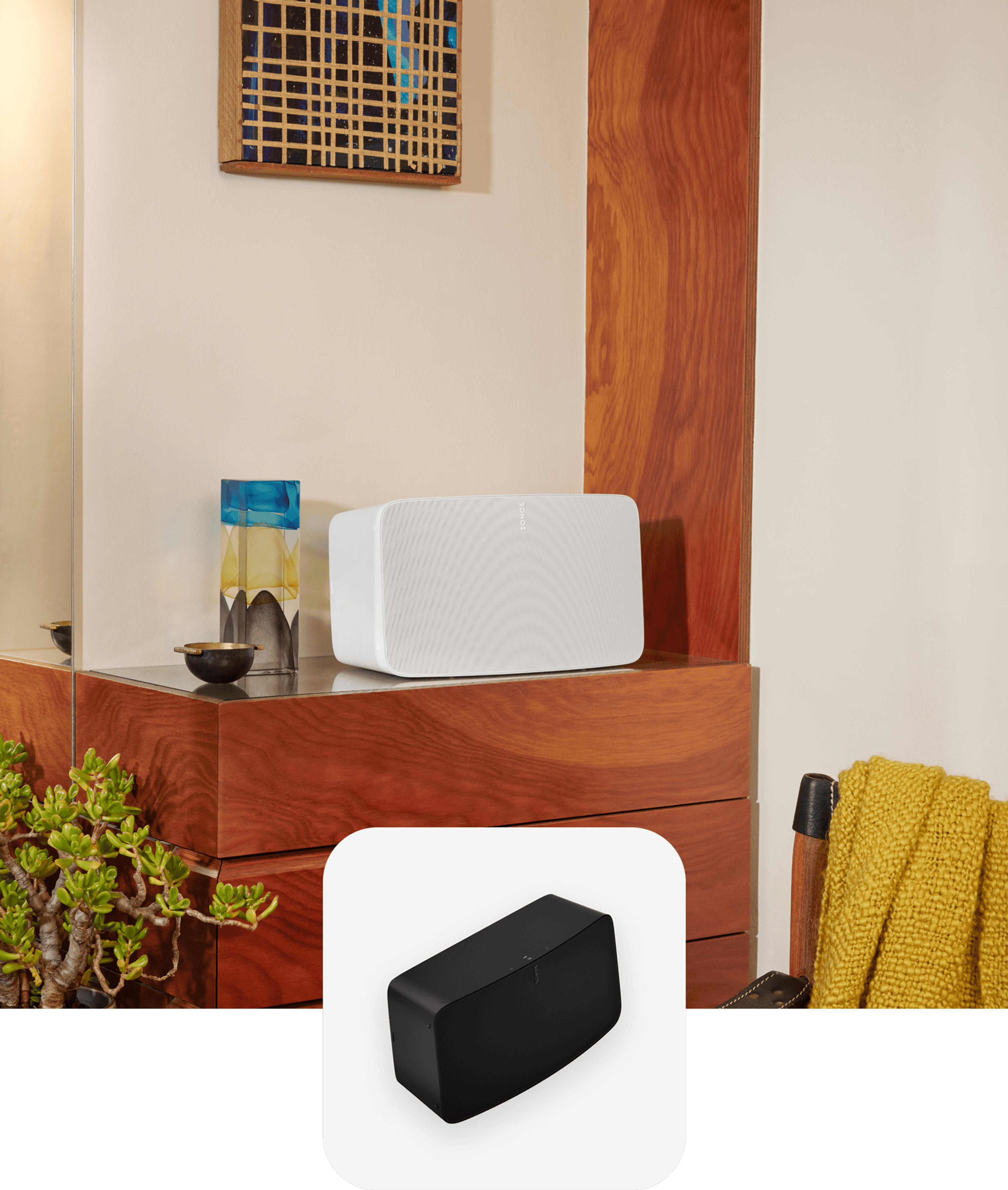 Un parlante Sonos Five en color blanco sobre una cómoda