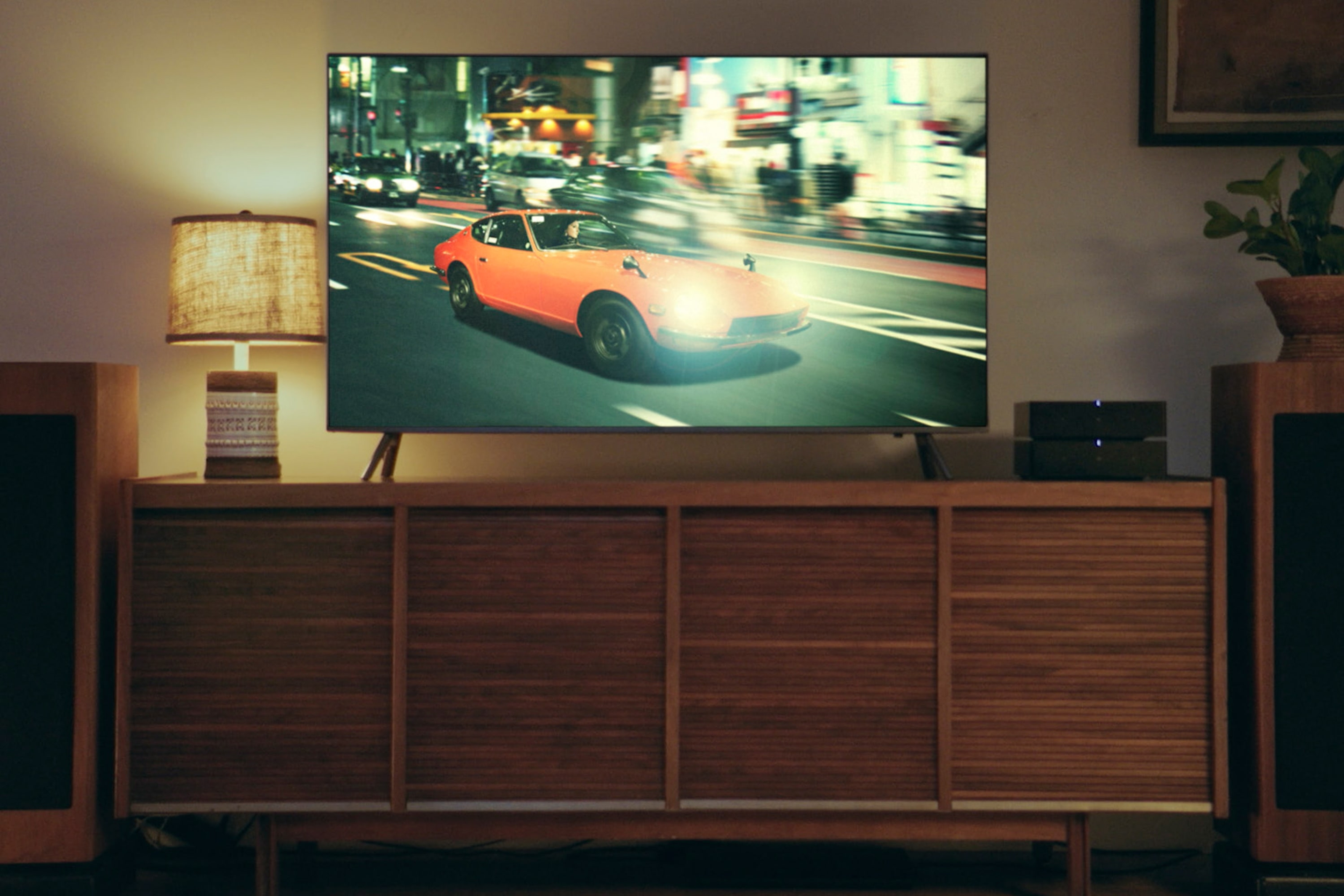 TV installée avec le Sonos Amp sur une console multimédia