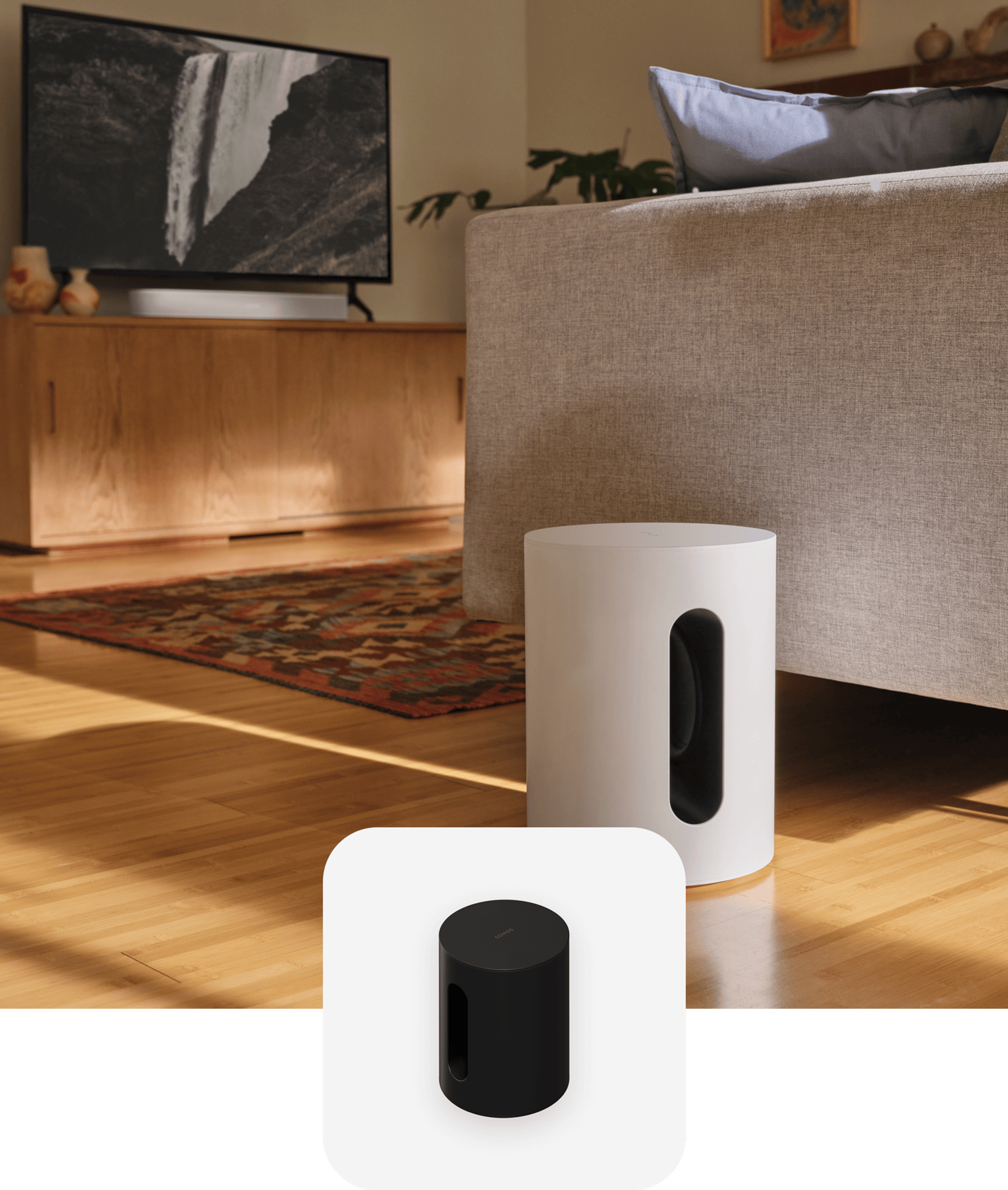 Un Sub Mini en color blanco sobre un piso de madera junto a un sofá blanco en una sala