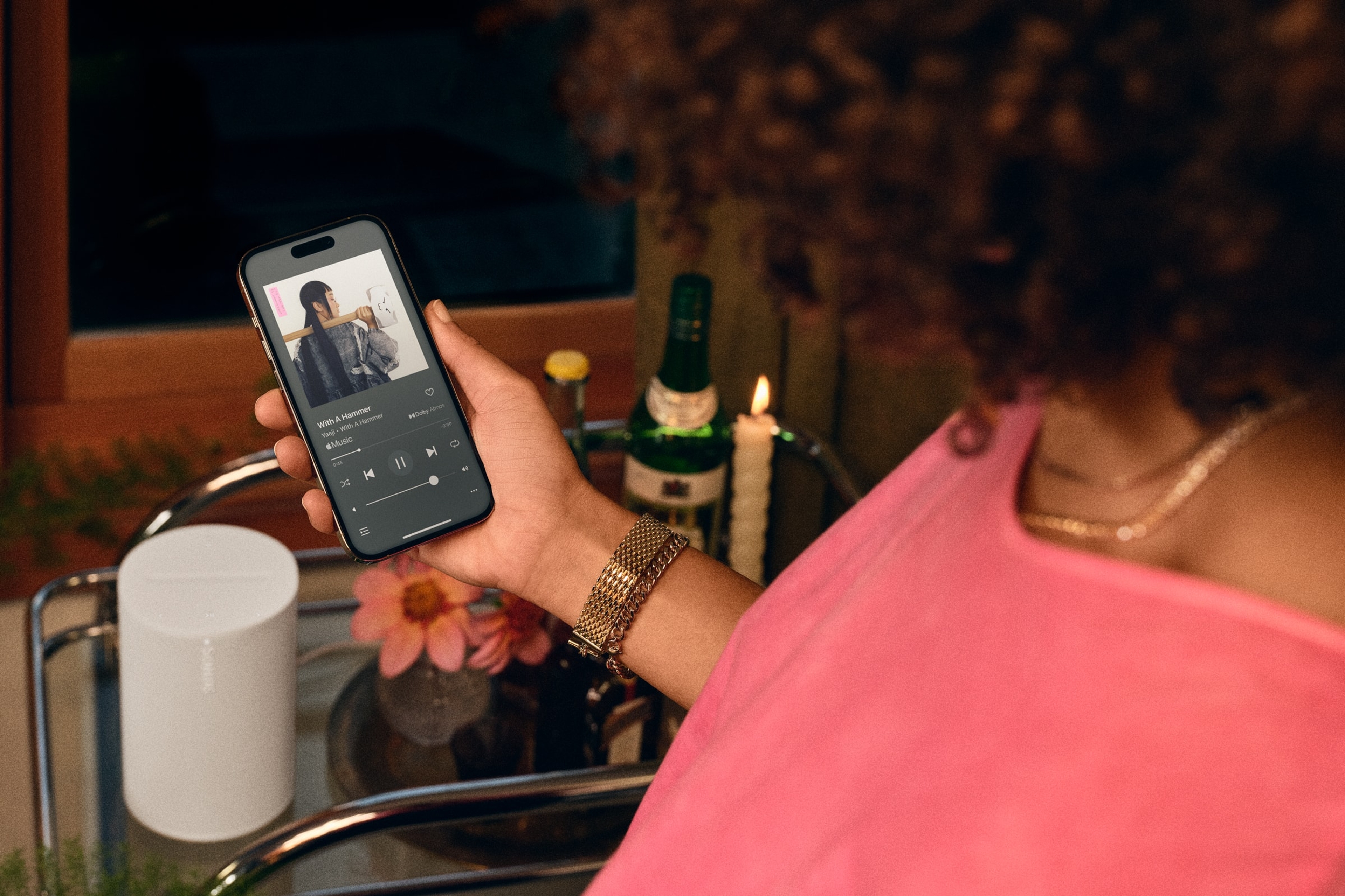 Un utilisateur regardant l'écran En Lecture de son application Sonos